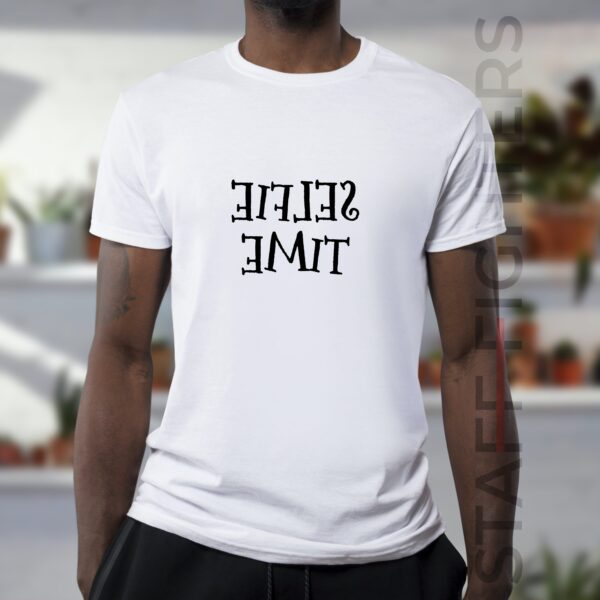 Fun T-shirt with sentence mirrored "Selfie time"